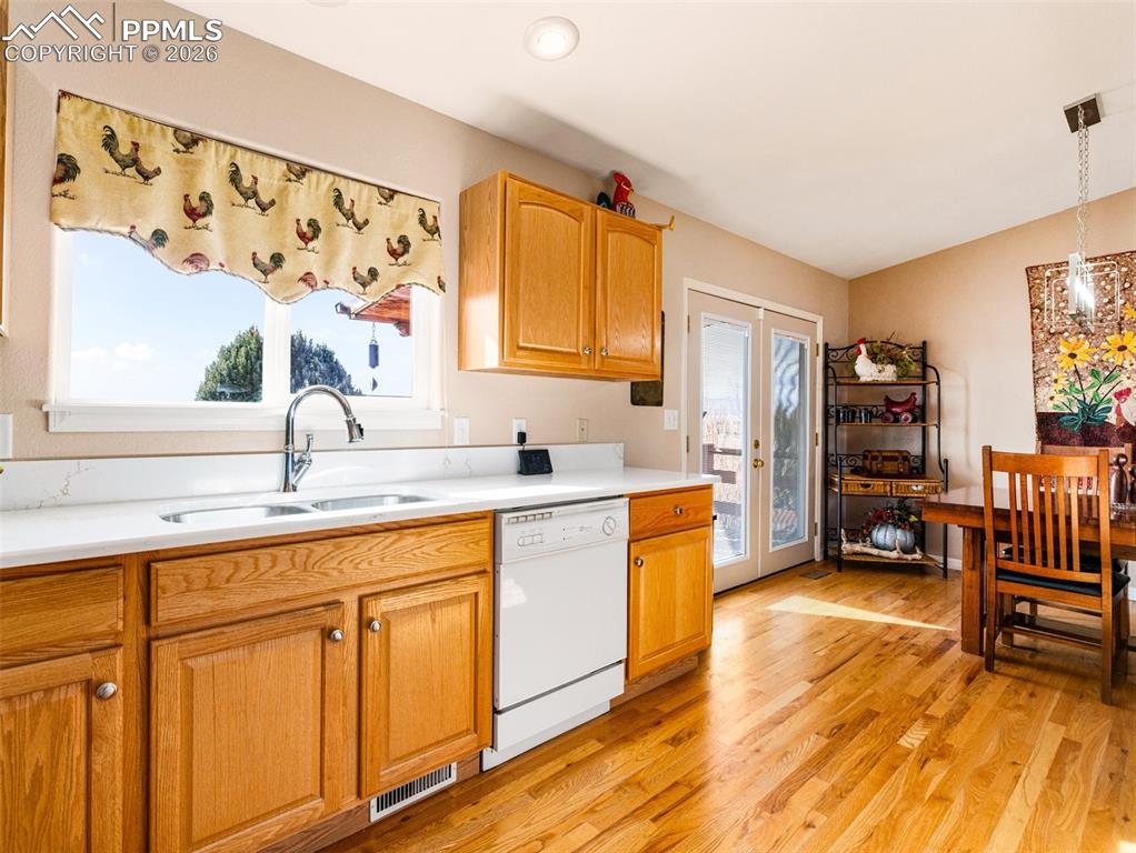 Image 33 of 41: Kitchen