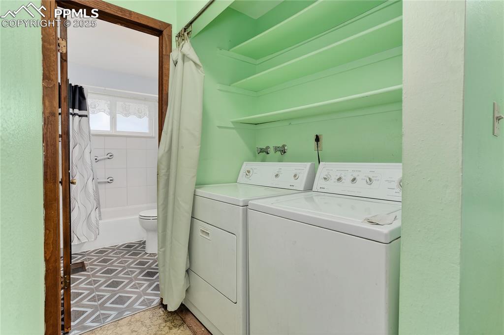 Image 10 of 15: Laundry space