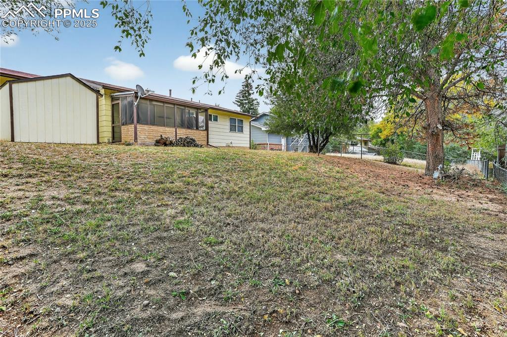 Image 14 of 15: Large fully fenced yard