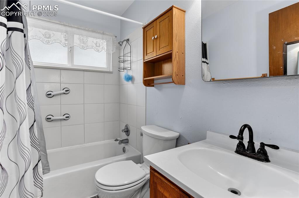 Image 9 of 15: Full bath