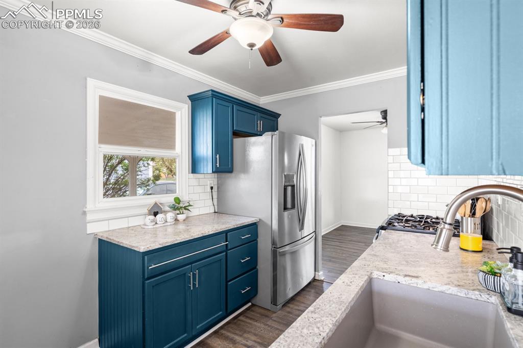 Image 11 of 32: Kitchen