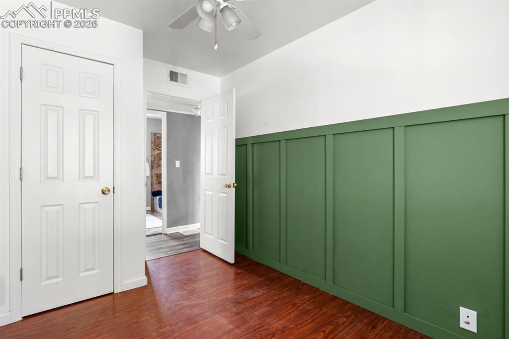 Image 17 of 32: Bedroom