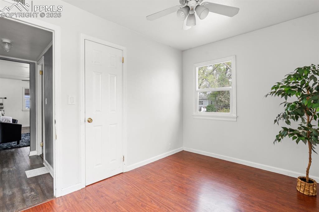 Image 19 of 32: Bedroom