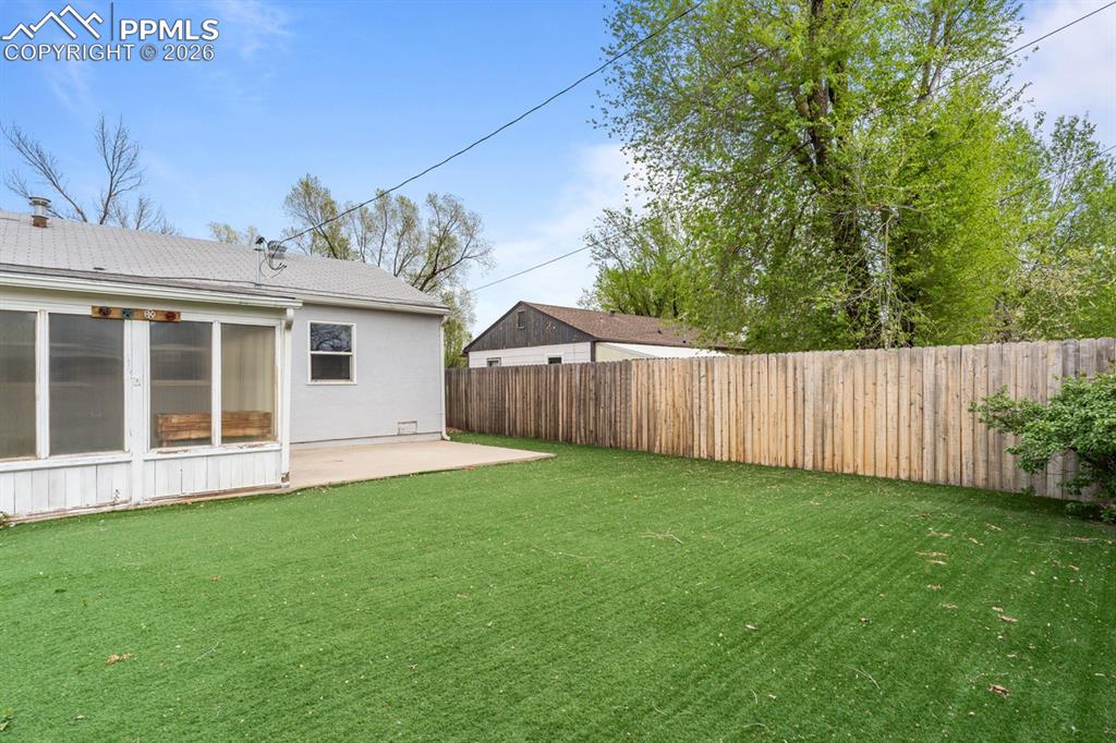 Image 25 of 32: Yard