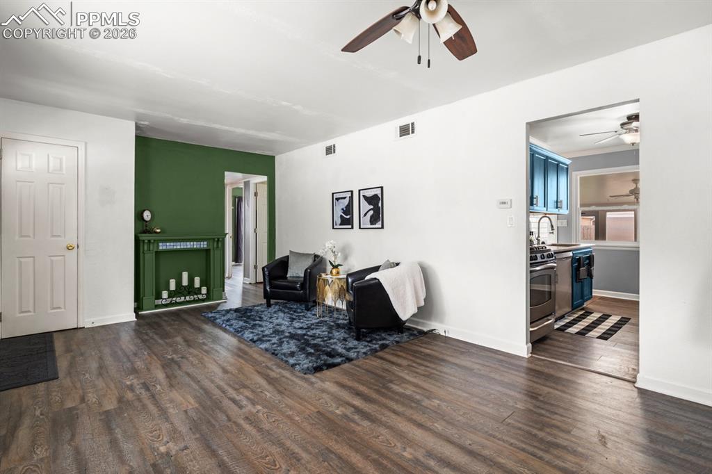 Image 4 of 32: Living/Dining Combo!