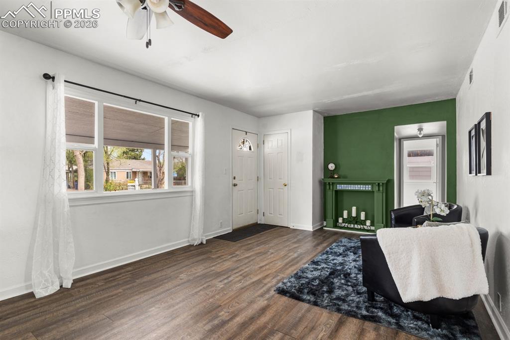 Image 5 of 32: Lots of light!