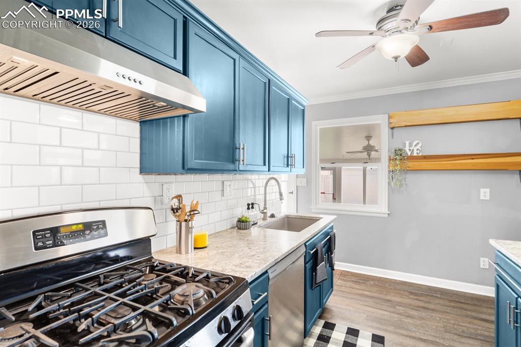 Image 7 of 32: Check out this kitchen!