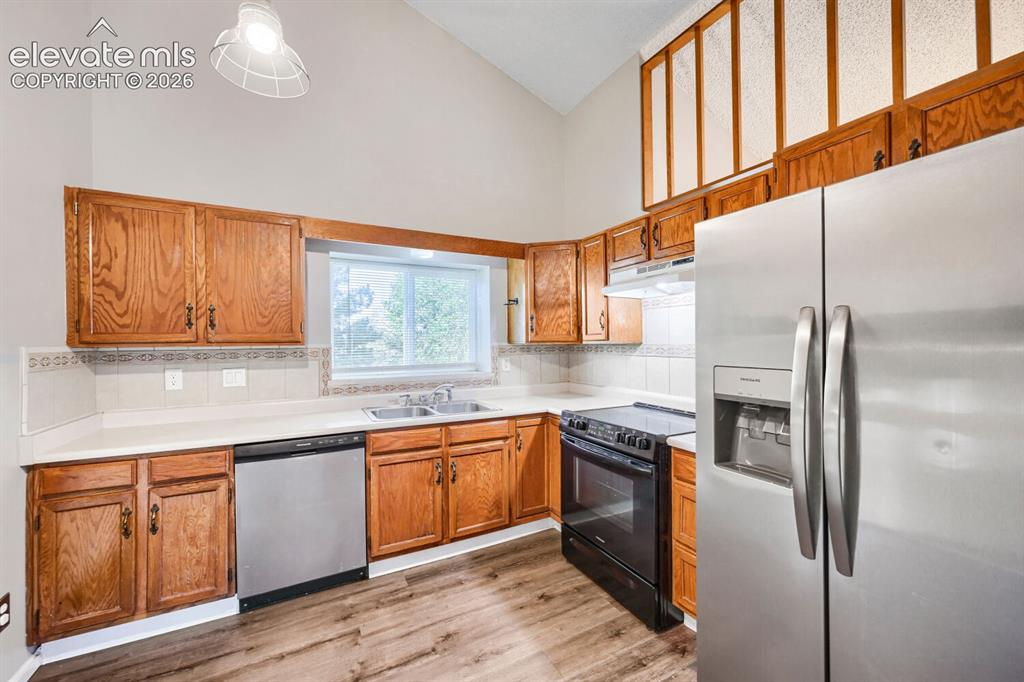 Image 10 of 31: Kitchen