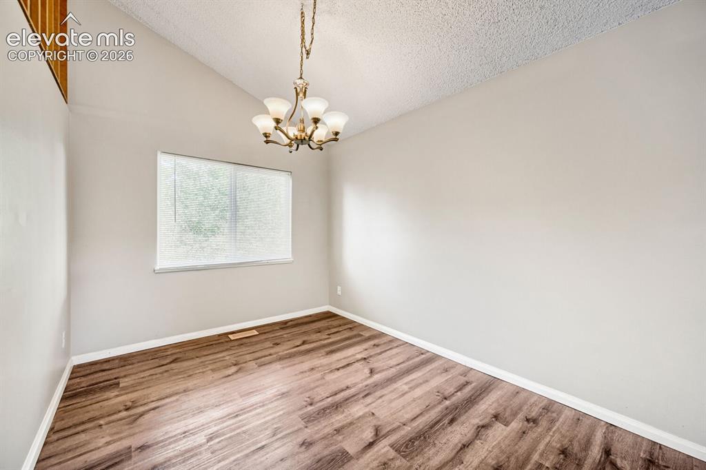 Image 9 of 31: Dining Area