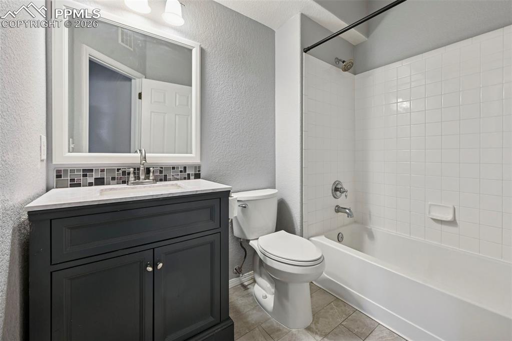 Image 19 of 29: Bathroom