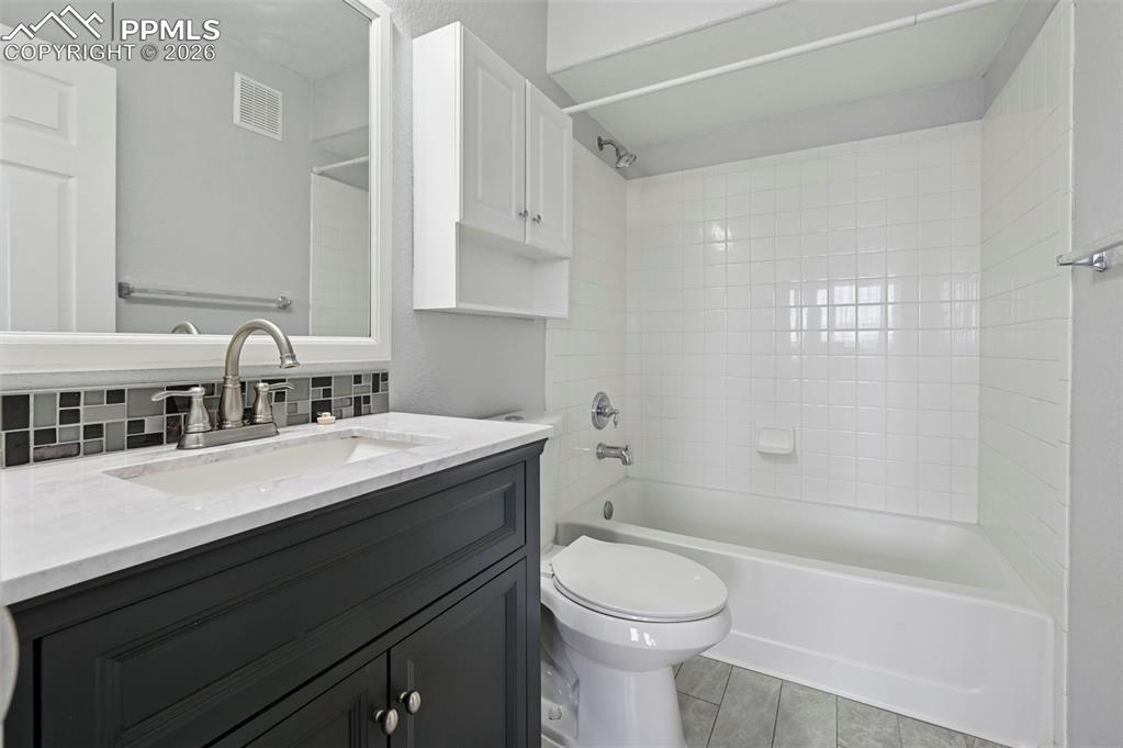 Image 20 of 29: Bathroom