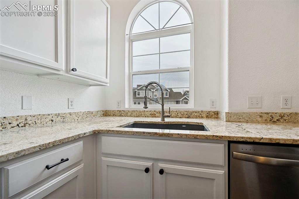 Image 8 of 29: Kitchen