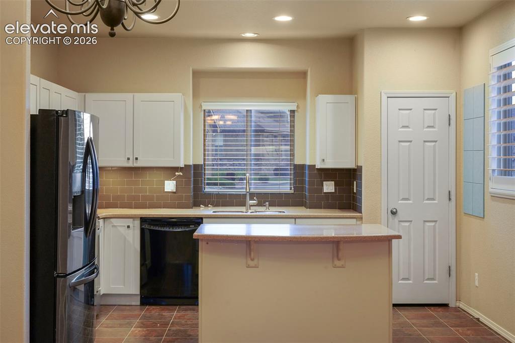 Image 10 of 30: Kitchen