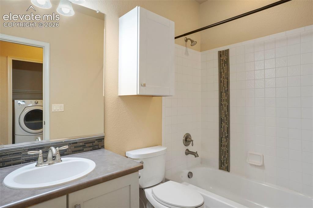 Image 13 of 30: Bathroom