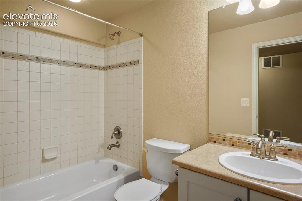 Image 18 of 30: Bathroom