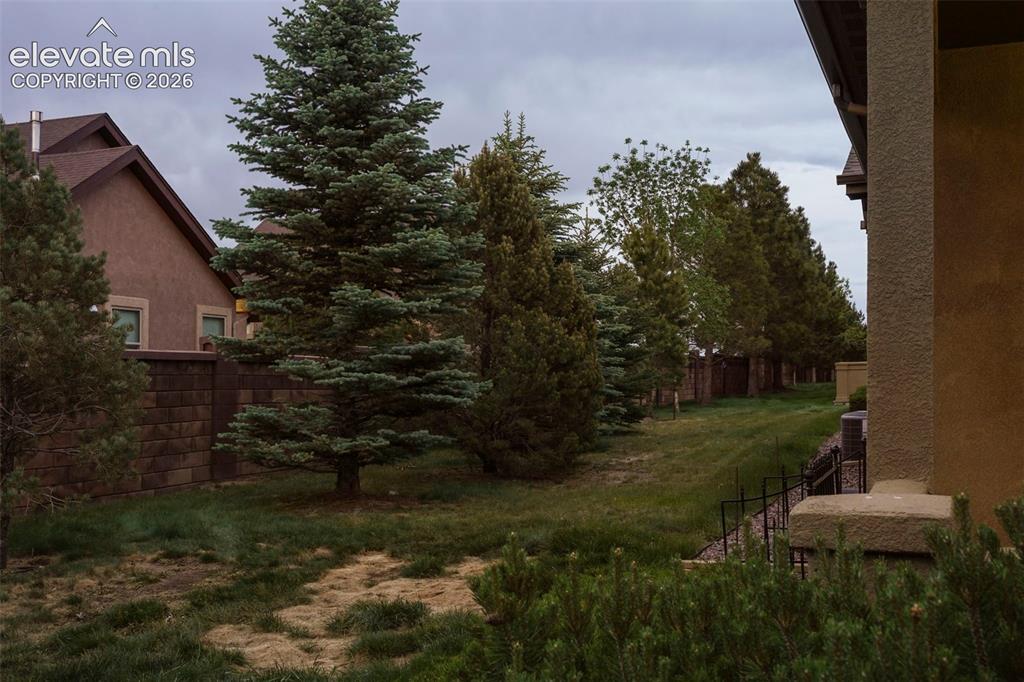 Image 26 of 30: Yard
