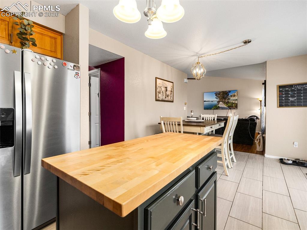 Image 10 of 25: Kitchen