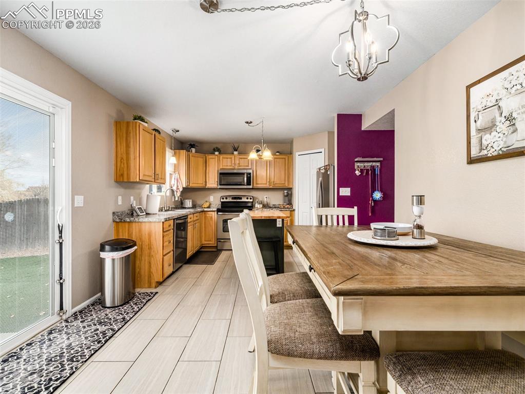 Image 7 of 25: Kitchen