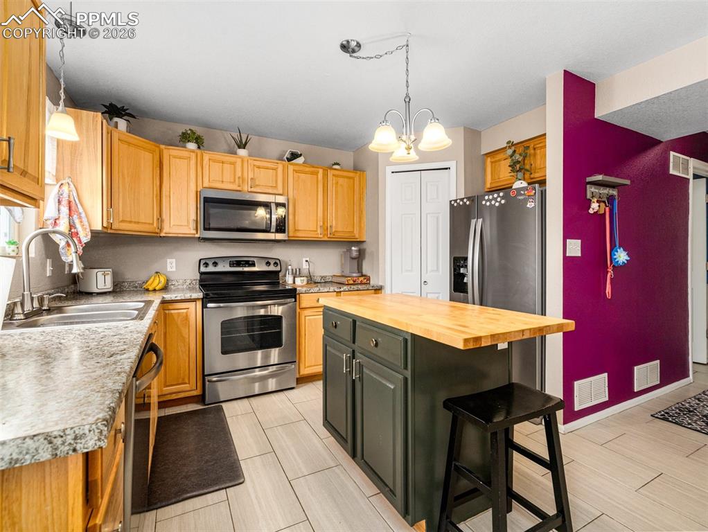 Image 8 of 25: Kitchen