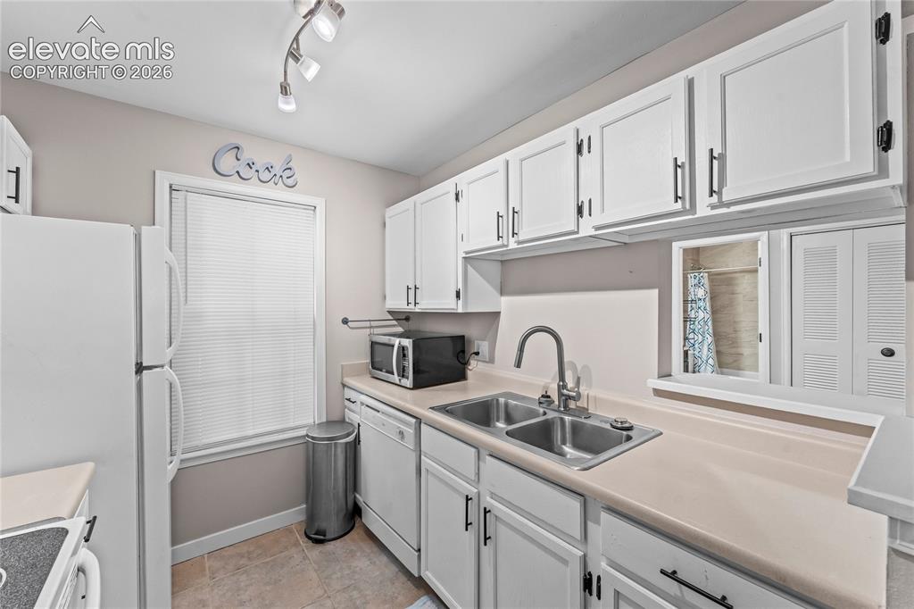Image 10 of 24: Kitchen