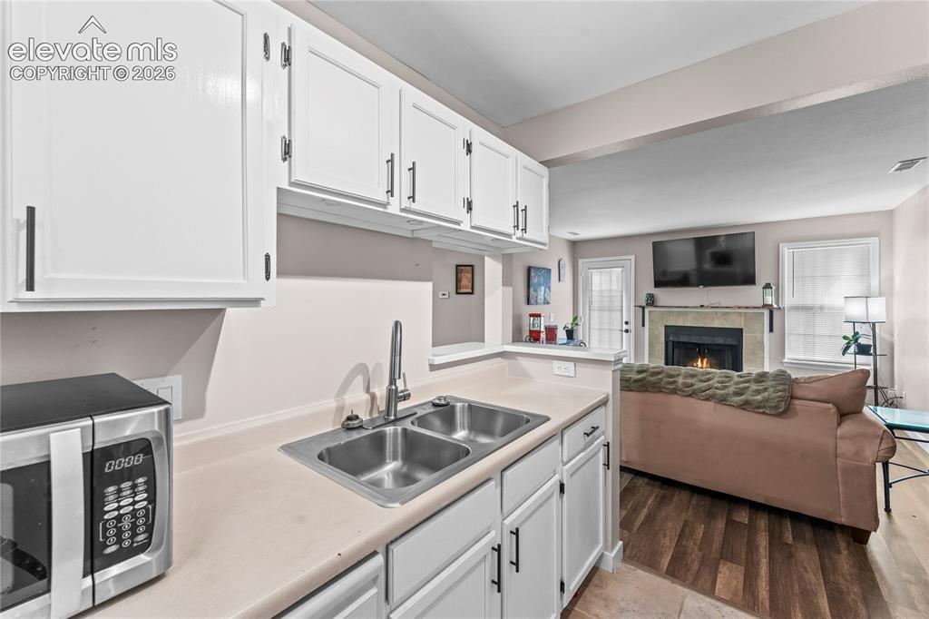 Image 11 of 24: Kitchen