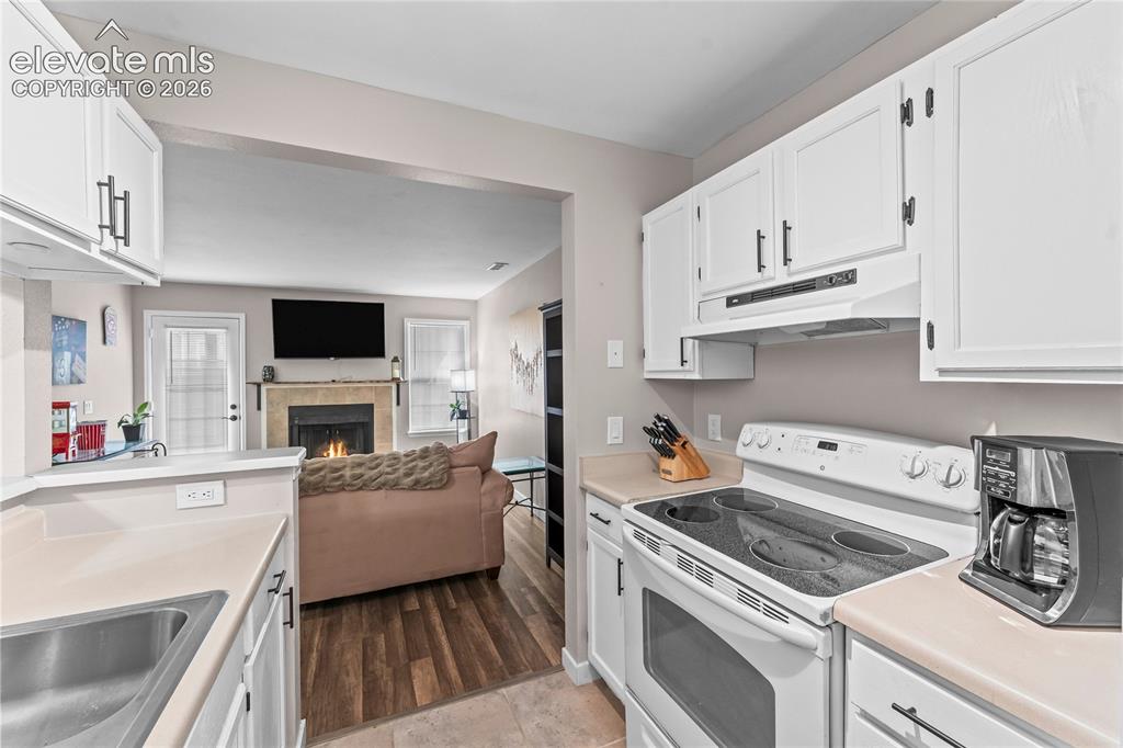 Image 12 of 24: Kitchen