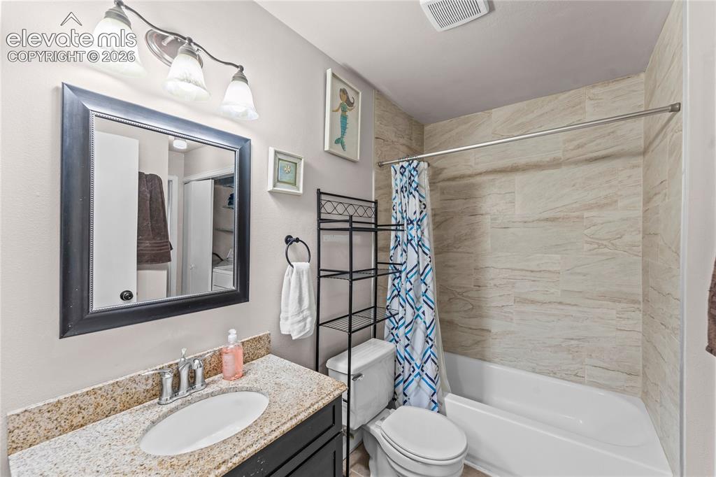 Image 17 of 24: Bathroom