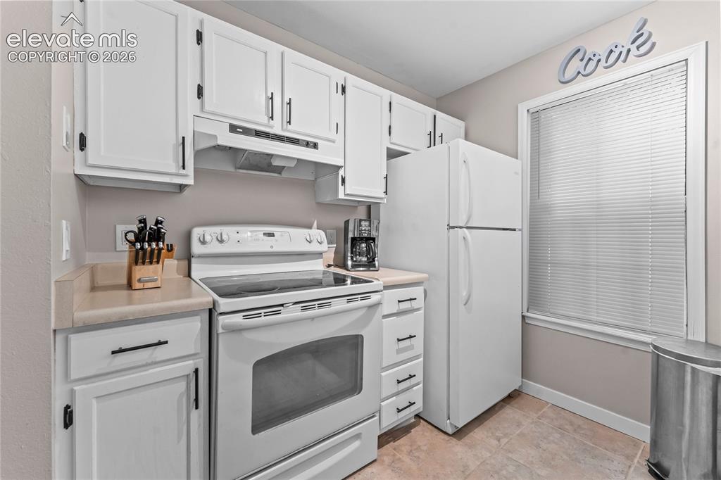 Image 7 of 24: Kitchen