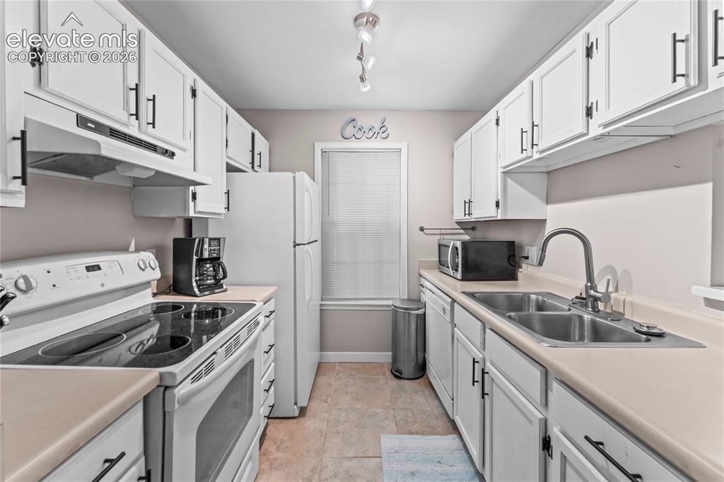 Image 8 of 24: Kitchen