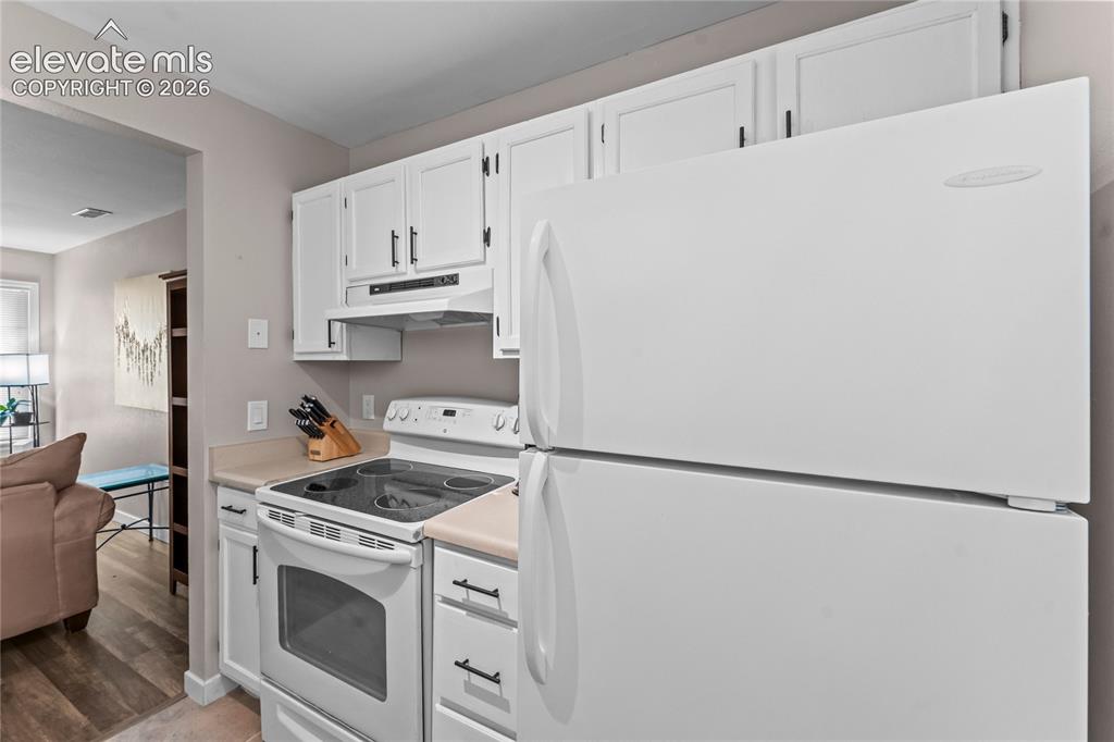 Image 9 of 24: Kitchen