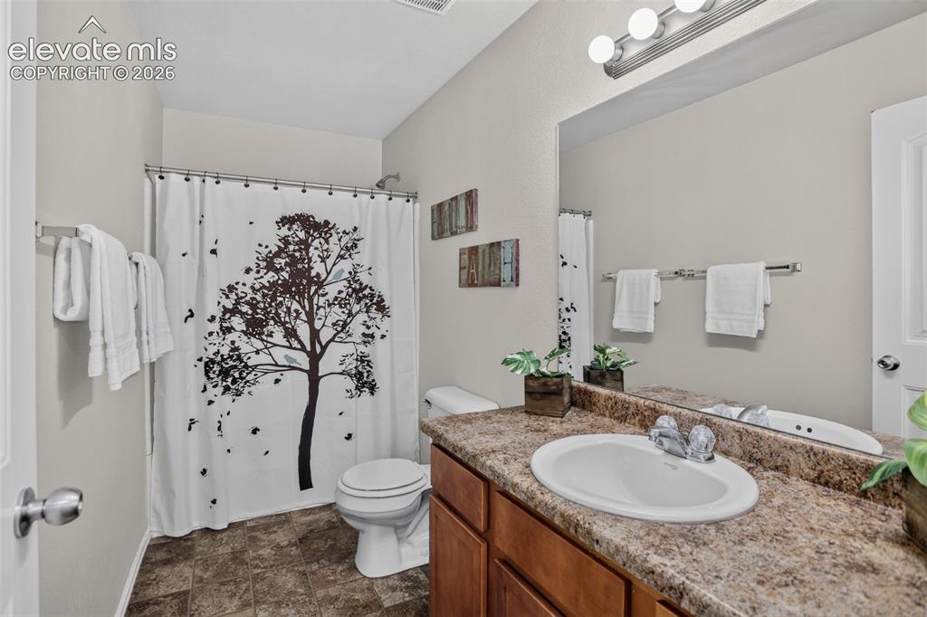 Image 15 of 40: Bathroom