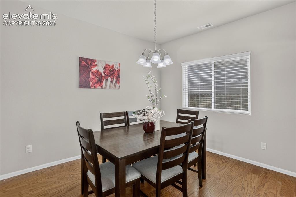 Image 19 of 40: Dining Area