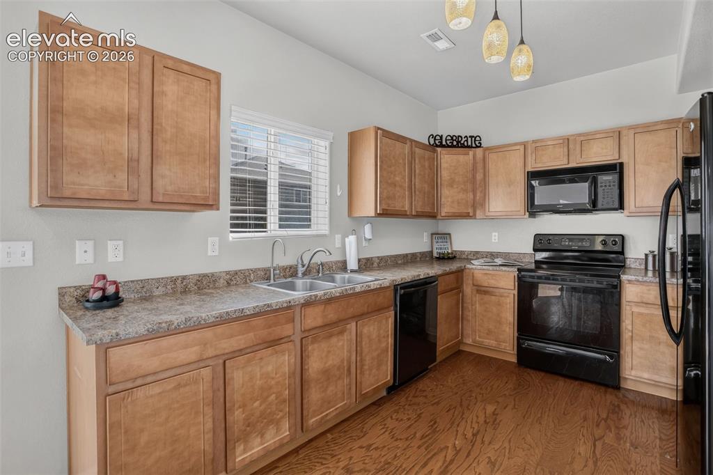Image 5 of 40: Kitchen