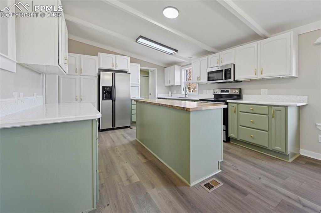 Image 12 of 43: Kitchen