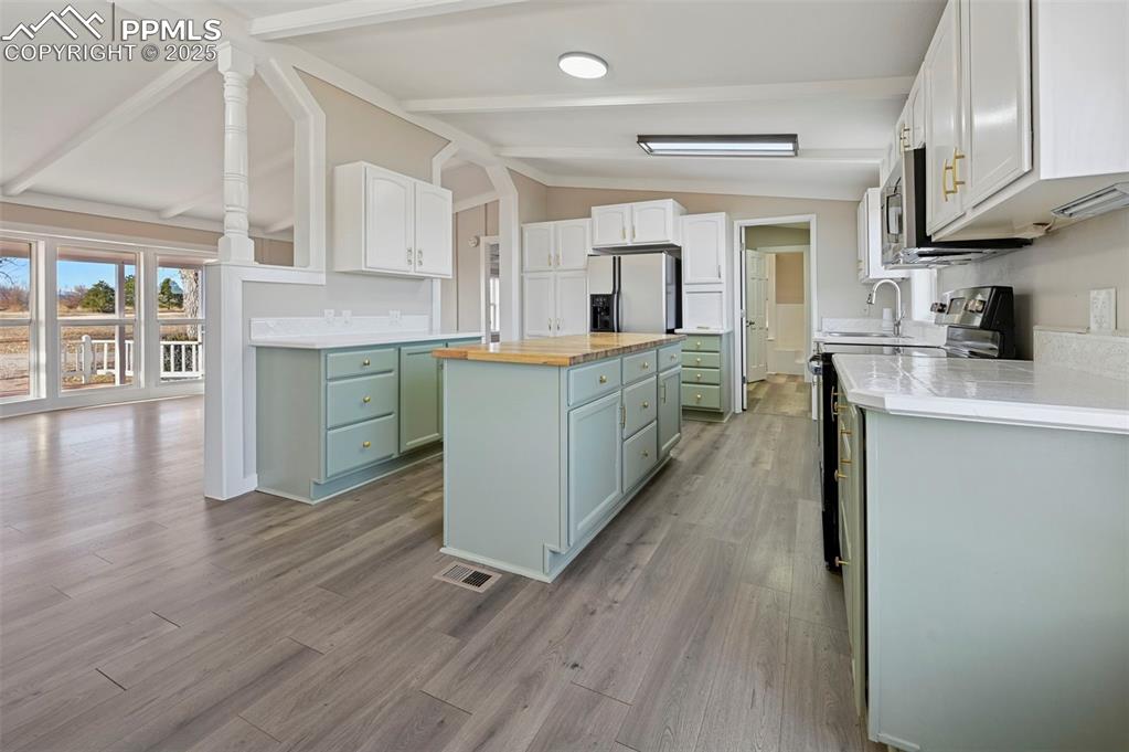 Image 13 of 43: Kitchen