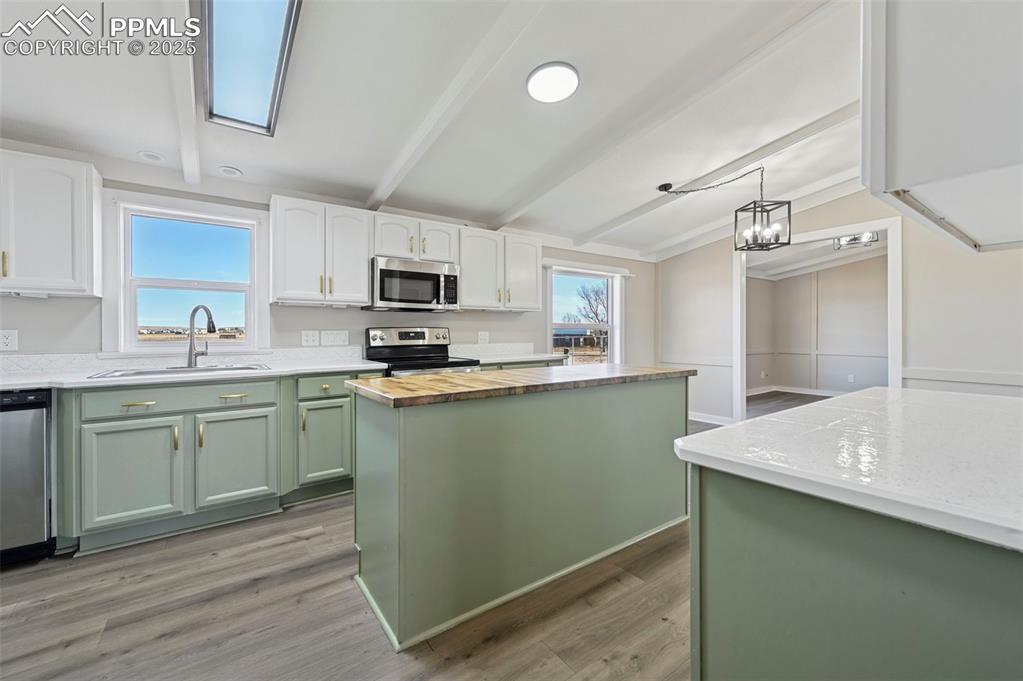 Image 15 of 43: Kitchen