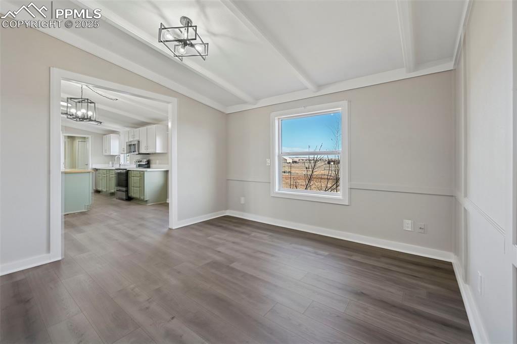 Image 17 of 43: Dining Area