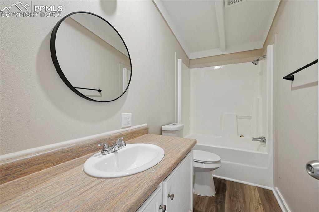 Image 18 of 43: Bathroom