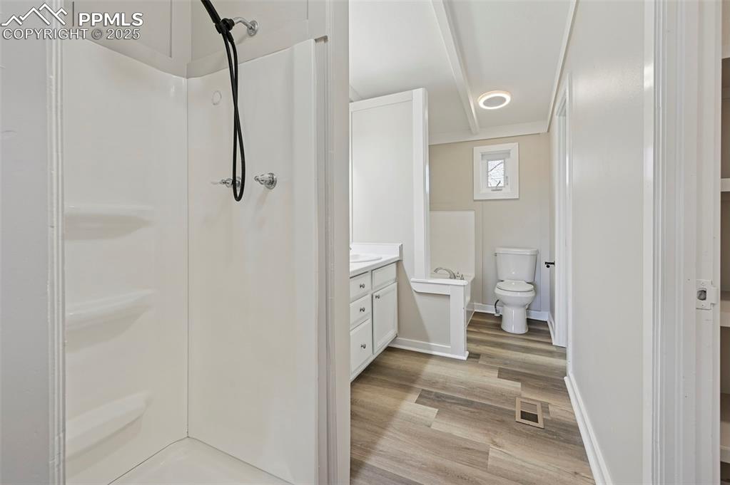 Image 26 of 43: Bathroom