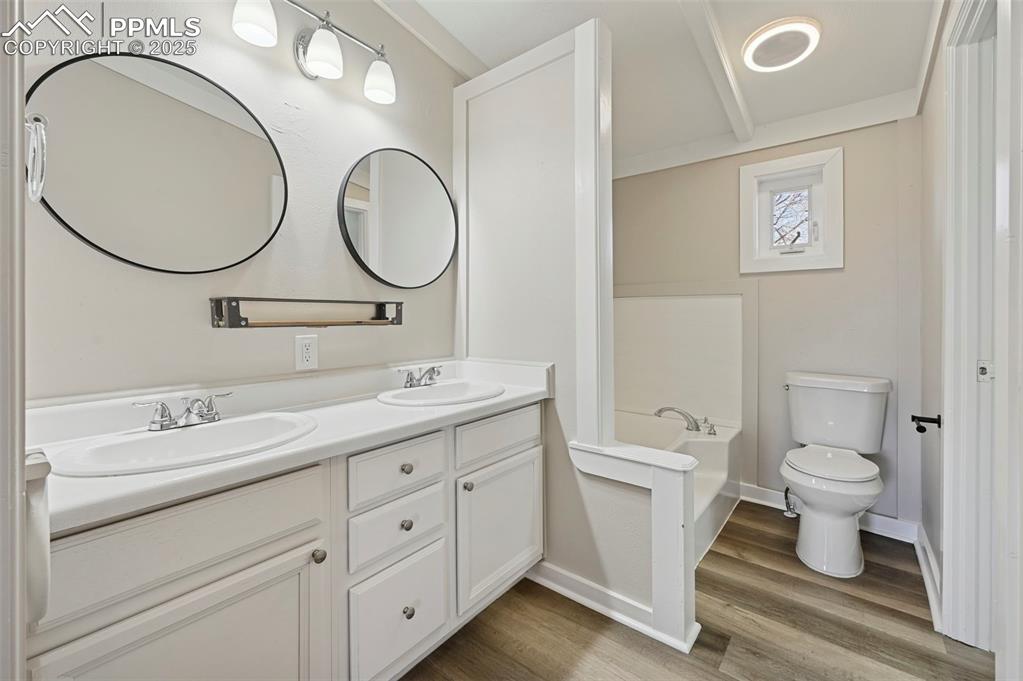 Image 28 of 43: Bathroom