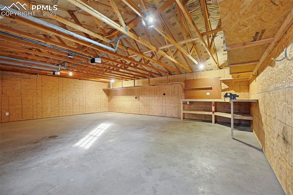 Image 31 of 43: Garage