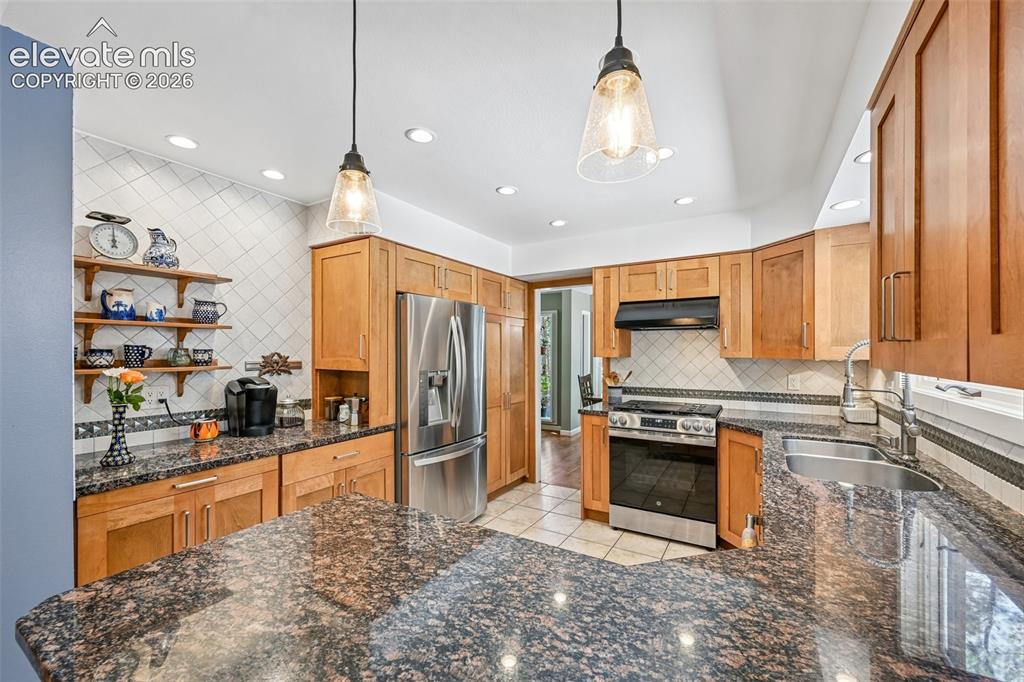 Image 10 of 46: Kitchen