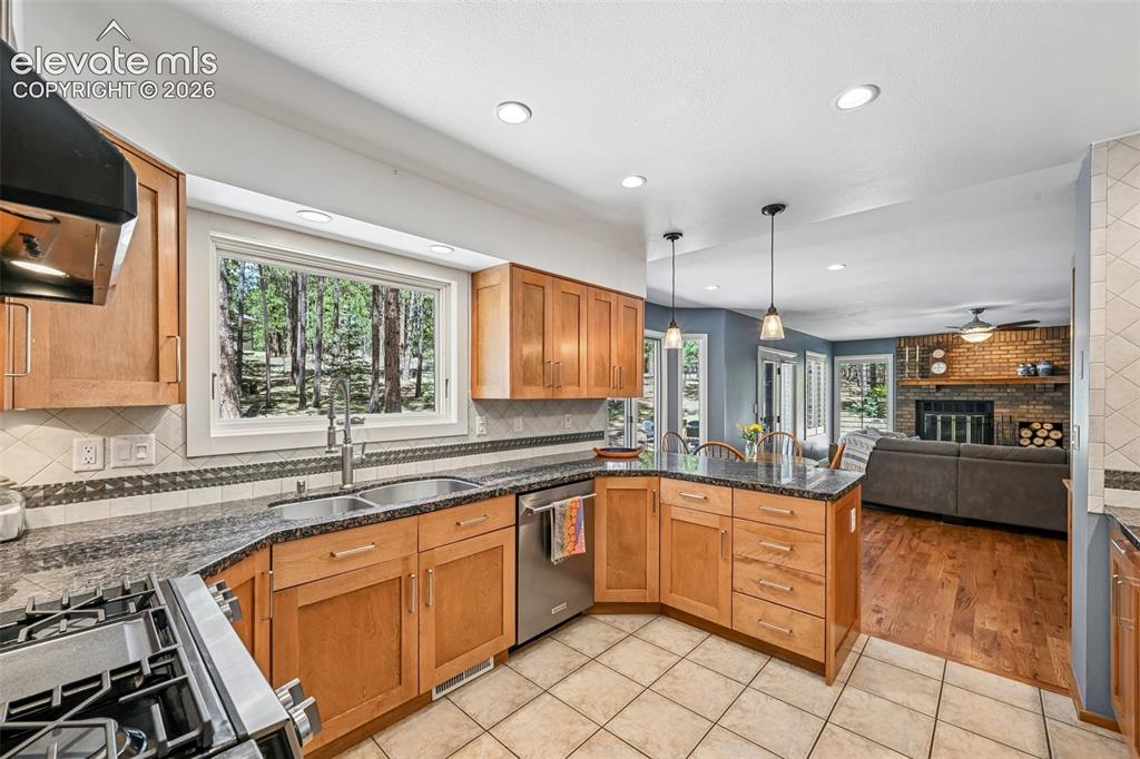 Image 11 of 46: Kitchen