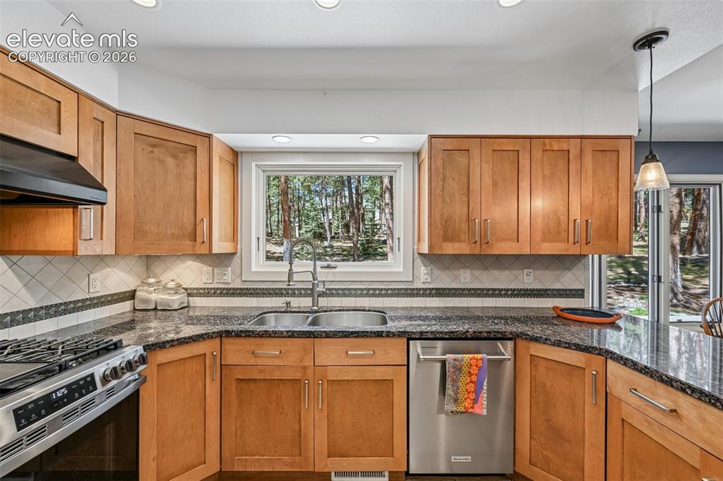 Image 12 of 46: Kitchen