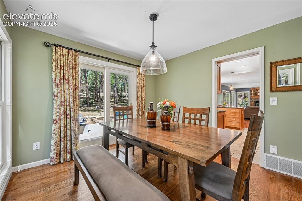 Image 19 of 46: Dining Area