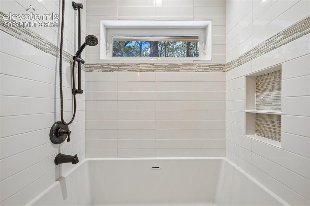 Image 31 of 46: Bathroom