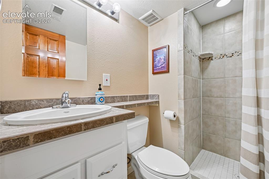 Image 40 of 46: Bathroom