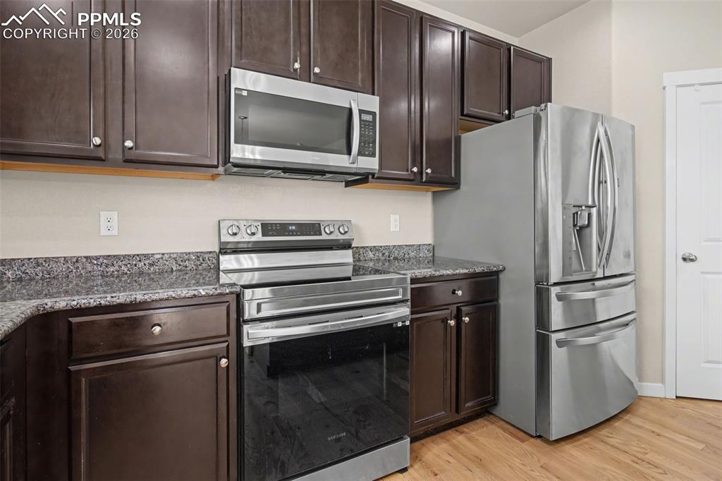 Image 11 of 47: Kitchen