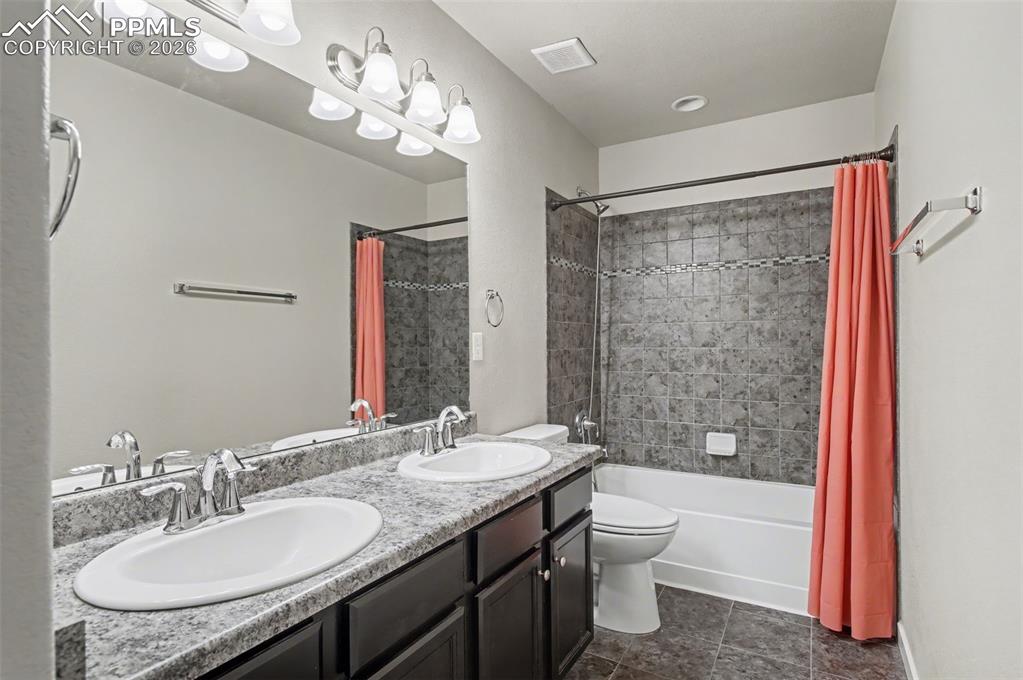 Image 26 of 47: Bathroom