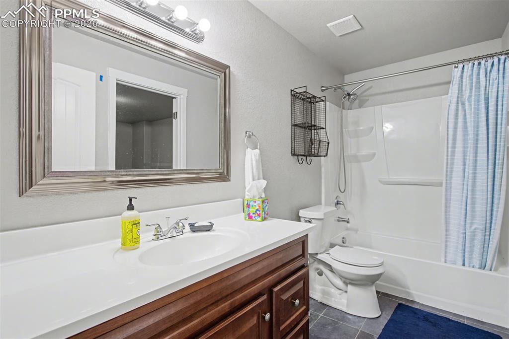 Image 36 of 47: Bathroom